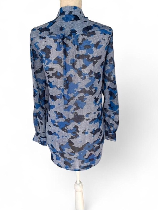 Vince Camuto Blue & Gray Camouflage Print Button-Up Blouse - Picture 2 of 5